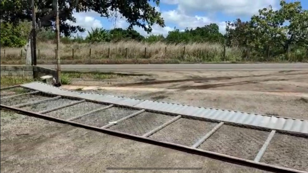 Violento carreteiro destrói com seu caminhão entrada da empresa da própria família