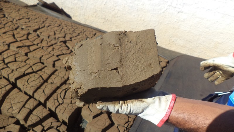 Produção de tijolos com resíduos do tratamento da água é tema de pesquisa acadêmica