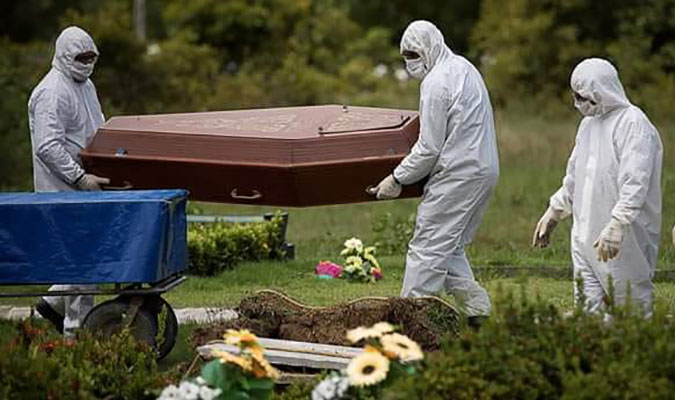 Após contrair Covid-19, idosa aparece viva 10 dias depois do próprio enterro