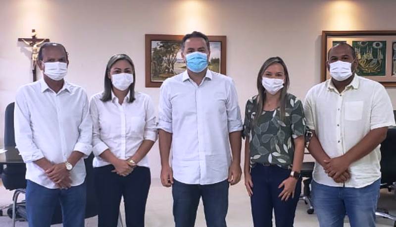 Cícero Cavalcante se destaca como liderança durante reunião no Palácio com seus filhos prefeitos  e a deputada