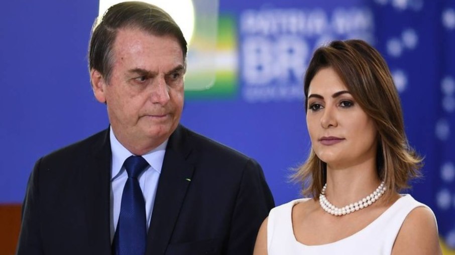 Michelle Bolsonaro quer indenização de 100 mil de revista por insinuar que ela estava botando "gaia" no presidente