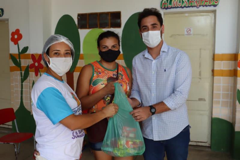 Alunos de Santana do Mundaú/AL recebem 2.300 novos kits de gêneros alimentícios