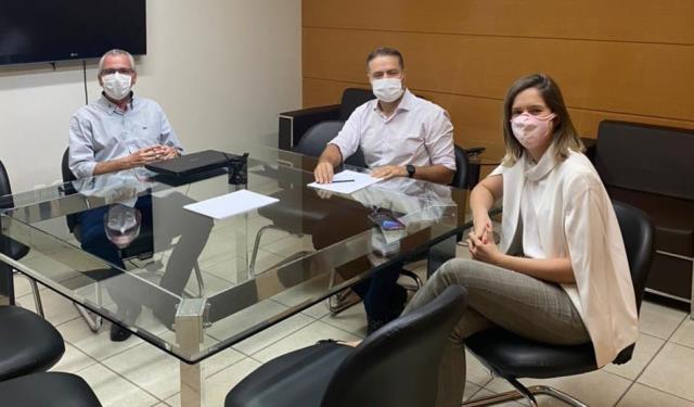 Deputada se reúne com governador para cobrar construção de rodovia em Chã Preta/AL 