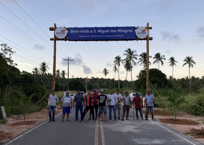 Finalmente cidade litorânea de grande badalação turística em AL  implanta um Portal em sua entrada
