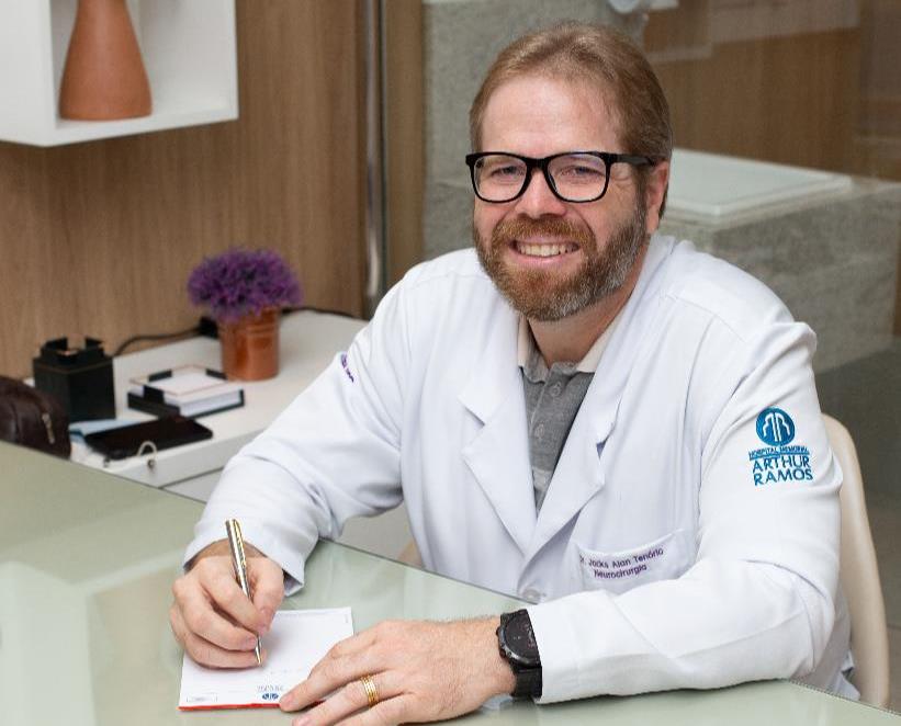 Uso excessivo de smartphone provoca a síndrome pescoço de texto, alerta especialista