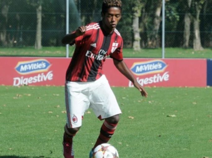 Ex-jogador do Milan comete suicídio e deixa carta apontando racismo