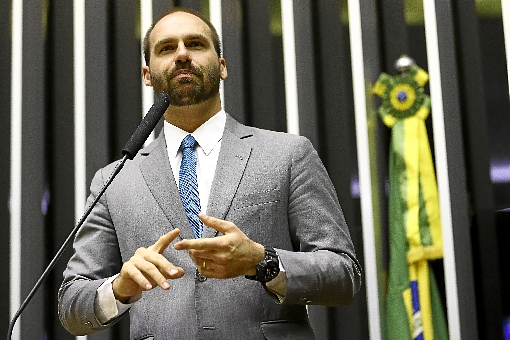 Eduardo Bolsonaro diz que pai sentia dores leves no abdômen