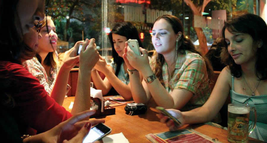 Usar o celular na mesa do bar pode indicar transtornos mentais