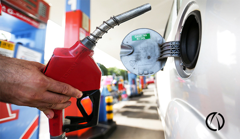 Preço médio do litro de gasolina sobe de novo e supera R$ 6