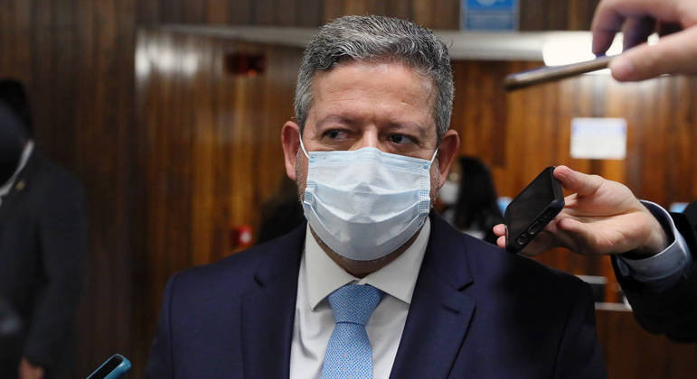 Auxílio Brasil: Arthur Lira diz que governo deve pressionar para furar teto