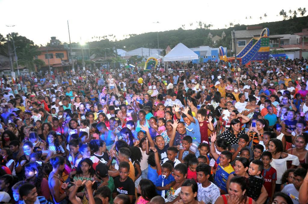 Na cidade da badalada Praia do Patacho criançada é presenteada com mega festa em praça pública