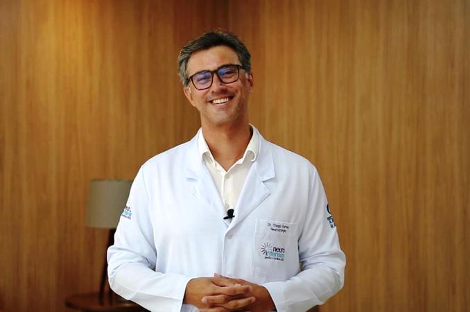 Neurocirurgião Thiago Fortes destaca distonia; doença neurológica que atinge 65 mil brasileiros
