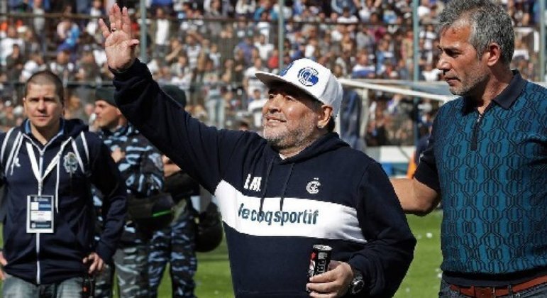 Maradona foi enterrado sem coração, diz jornalista argentino