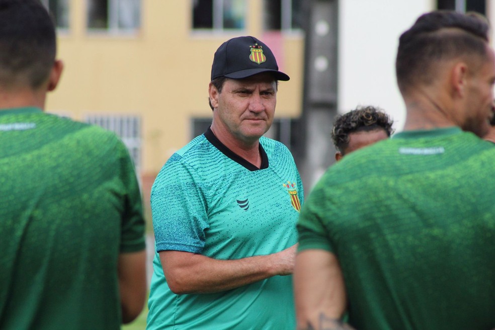 Técnico do Sampaio afasta acomodação no time prometendo um jogo "pra valer" contra Avaí