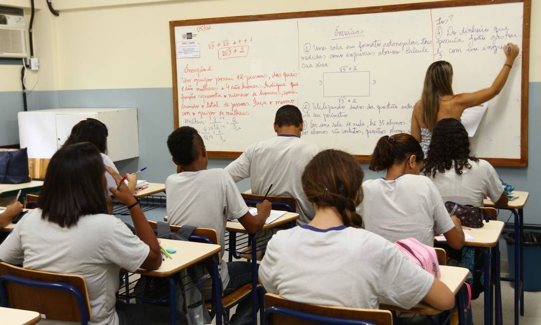 Cerca de 80 mil alunos da rede estadual em AL já recebem incentivo financeiro do governo para se manter nas salas de aulas