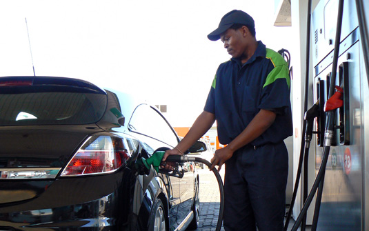 Pesquisa mostra que 81 países têm gasolina mais cara que a do Brasil; em Hong Kong, ela custa mais que o dobro