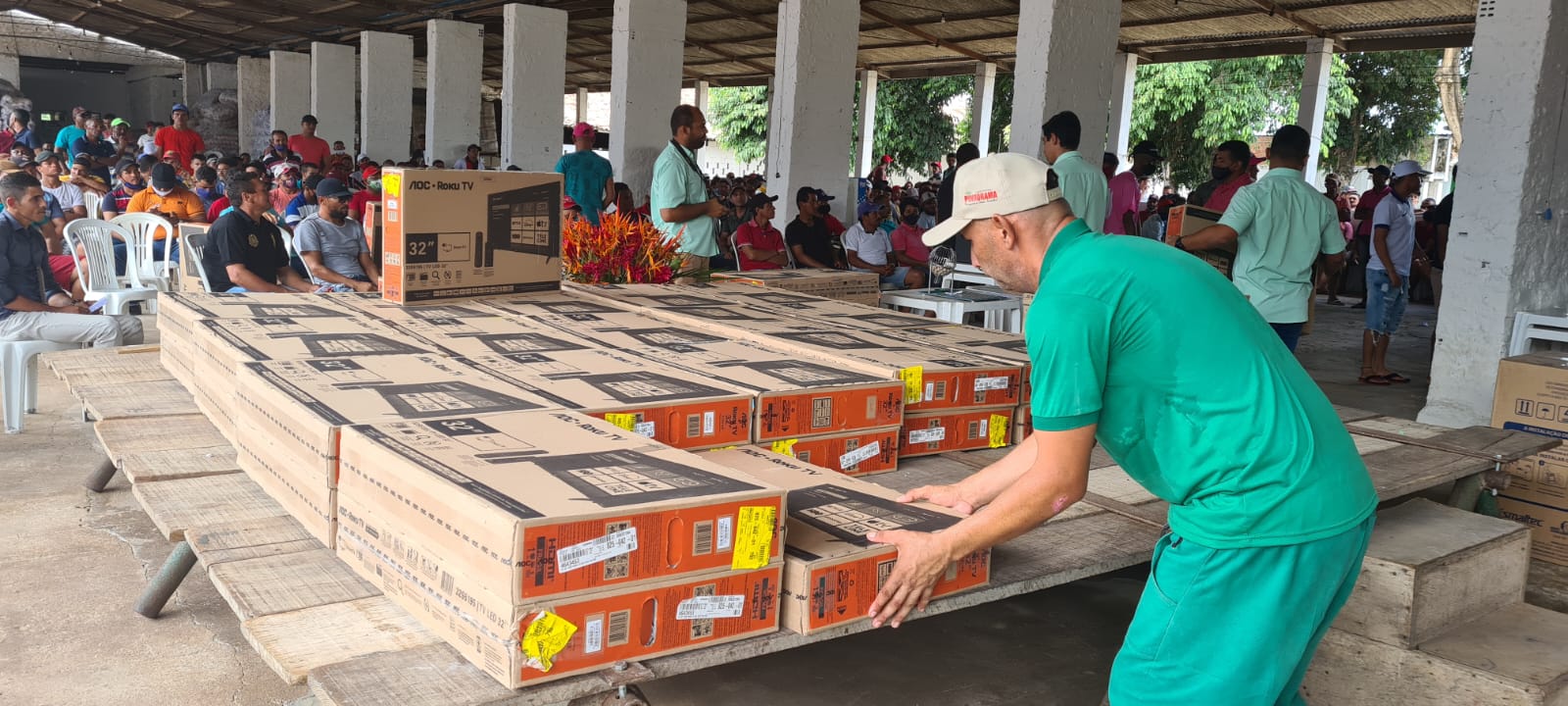 Cooperativa Pindorama premia trabalhadores do campo com televisores, fogão e moto 0km