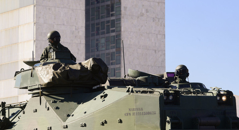 Exército Brasileiro diz que comprou apenas três próteses penianas em 2021, e não 60