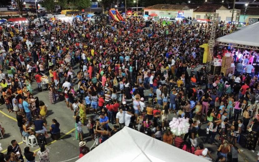 Junqueiro festeja Dia das Mães com mega bingo em praça pública sorteando até dinheiro