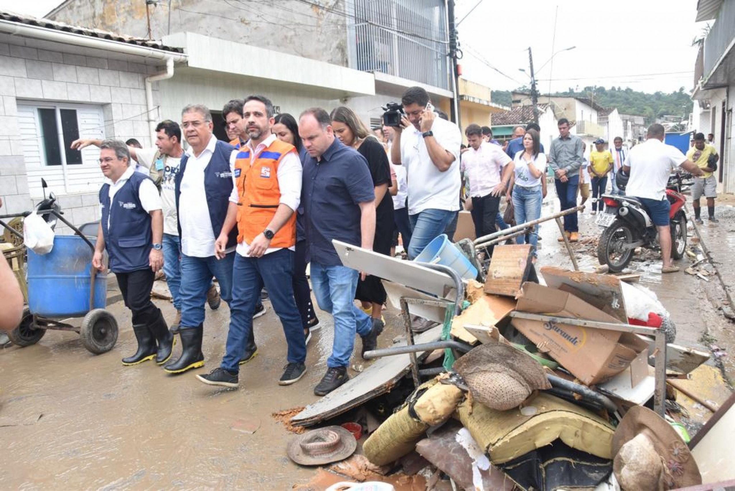 Governador de AL visita cidades atingidas pelas enchentes prometendo apoio total aos desabrigados