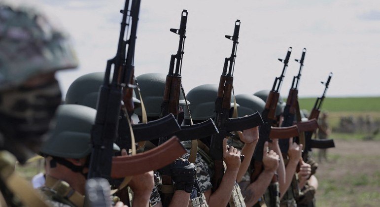 EUA enviam à Ucrânia mais R$ 2,3 bilhões em armas, incluindo sistemas de foguetes