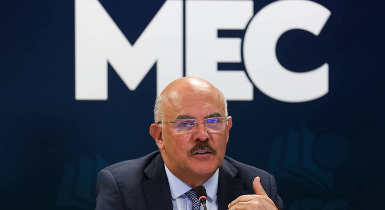 PF cumpre mandados de busca e apreensão no MEC e prende até ex-ministro da Educação