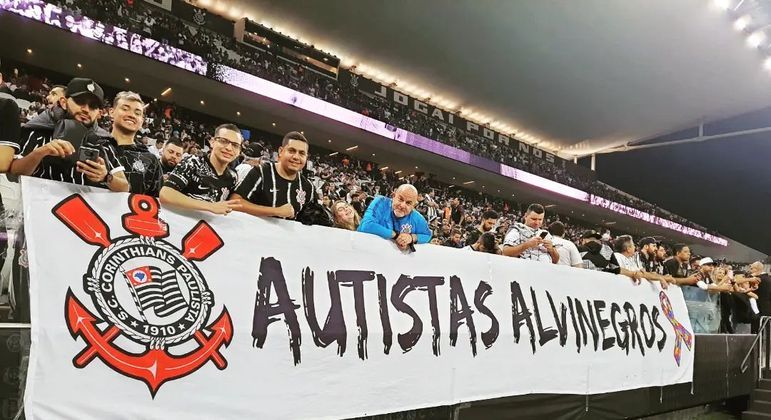 Corintianos autistas criam torcida e assistem partida do time na arquibancada da Arena