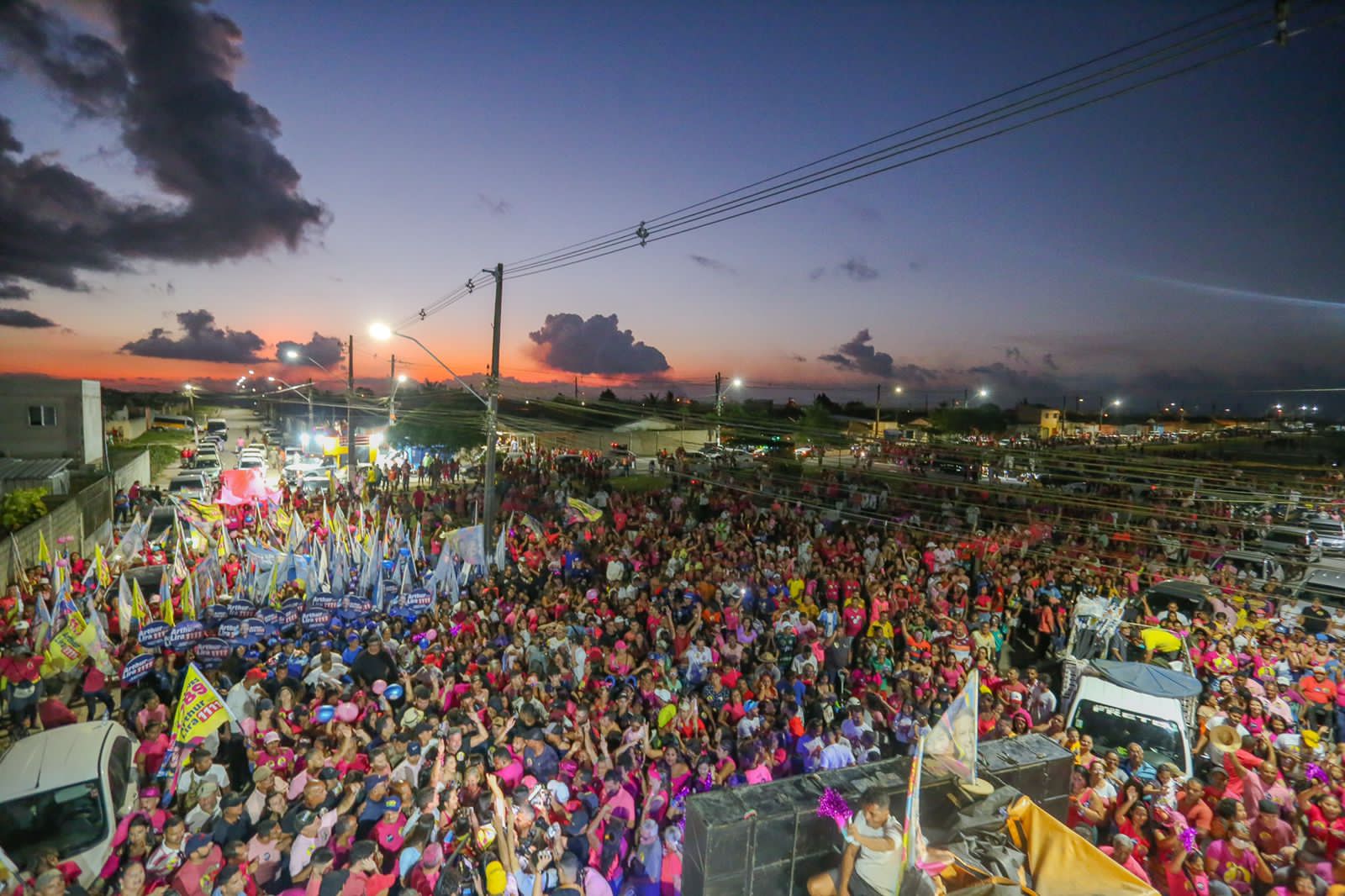 Arrastão de Gabi Gonçalves veste Rio Largo de rosa e leva multidão pelas ruas da cidade