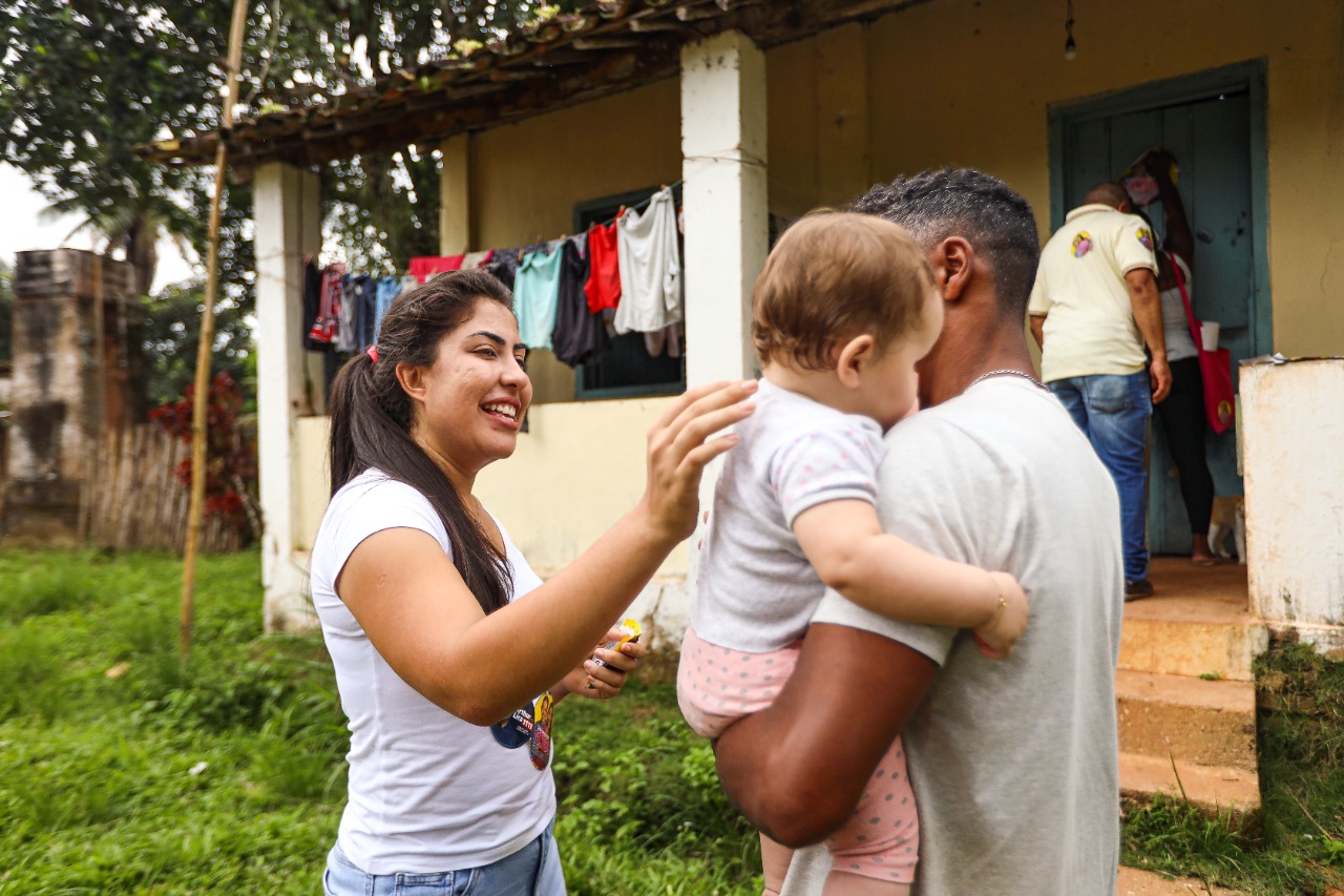 Gabi Gonçalves visita moradores da Utinga prometendo representá-los na Assembleia Legislativa