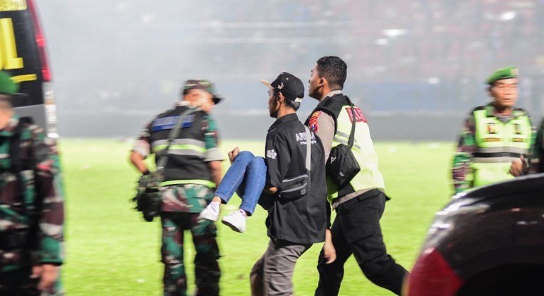 Tragédia na Indonésia: mais de 120 mortos num estádio de futebol após uma partida
