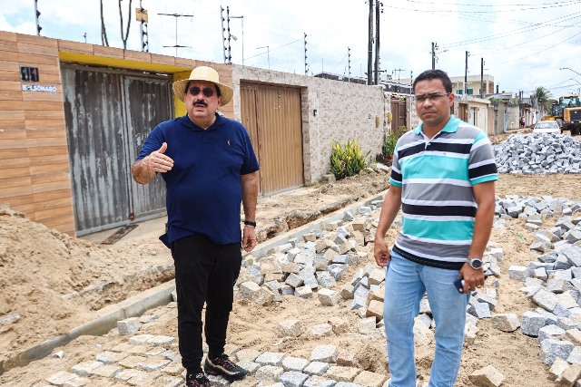 Em Rio Largo prefeito visita em Conjunto obras de drenagem e pavimentação