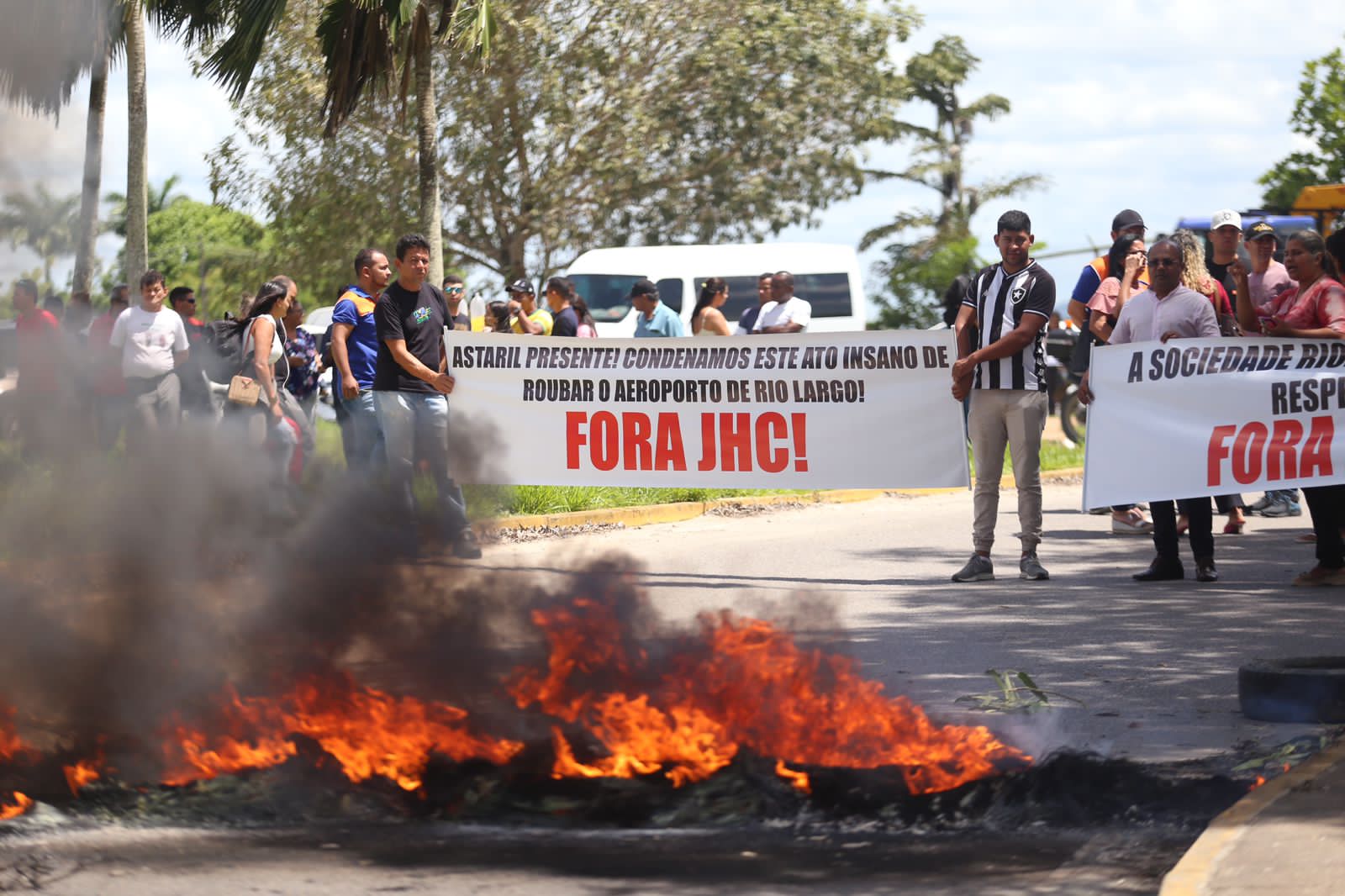 Moradores de  Rio Largo bloqueiam entrada do aeroporto de Maceió  contra atitude de JHC