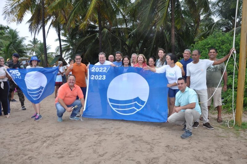 Porto de Pedras comemora na Praia do Patacho hasteamento da Bandeira Azul, selo internacional de caráter socioambiental