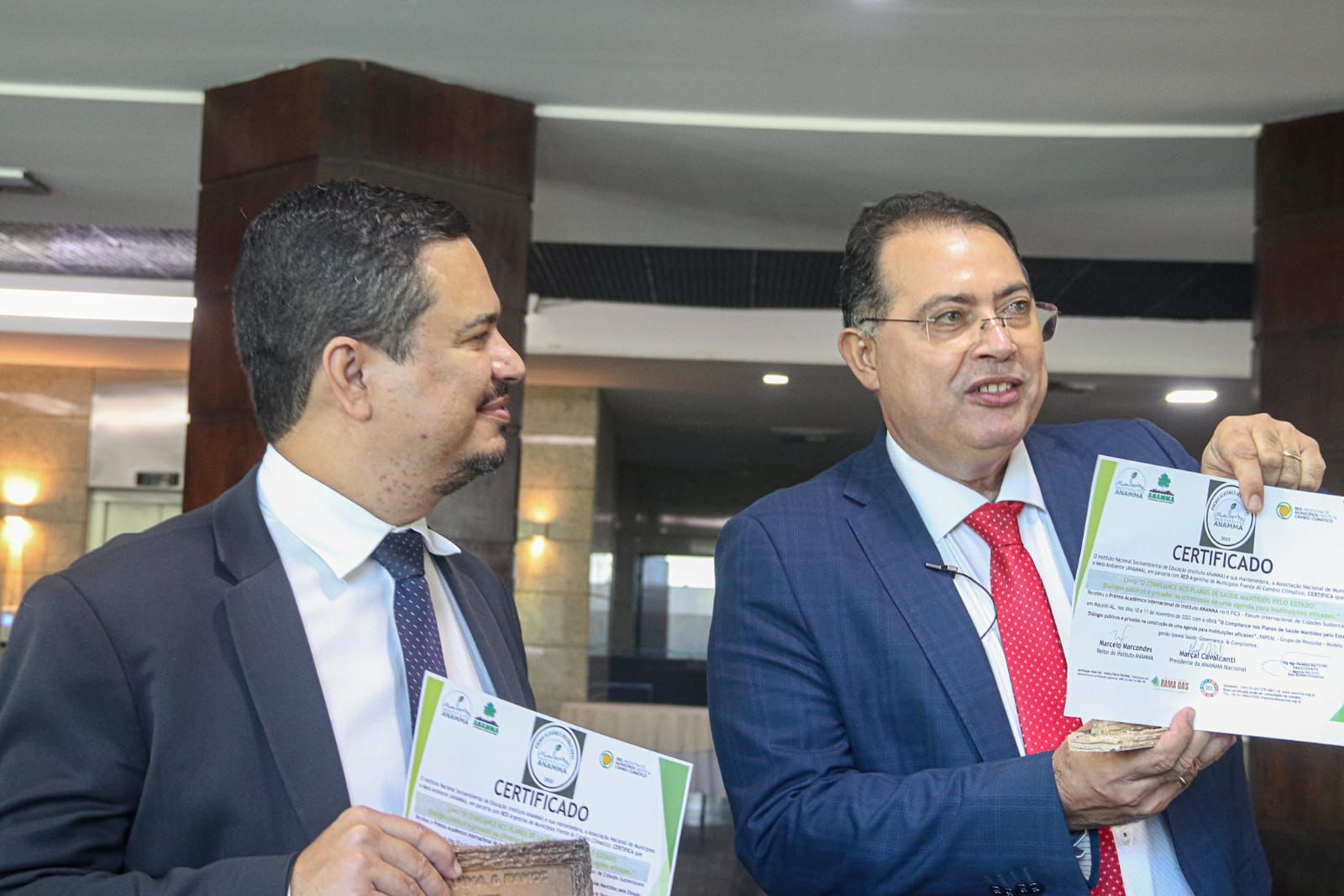 Ipaseal recebe prêmio internacional por livro sobre planos de saúde mantidos pelo Estado