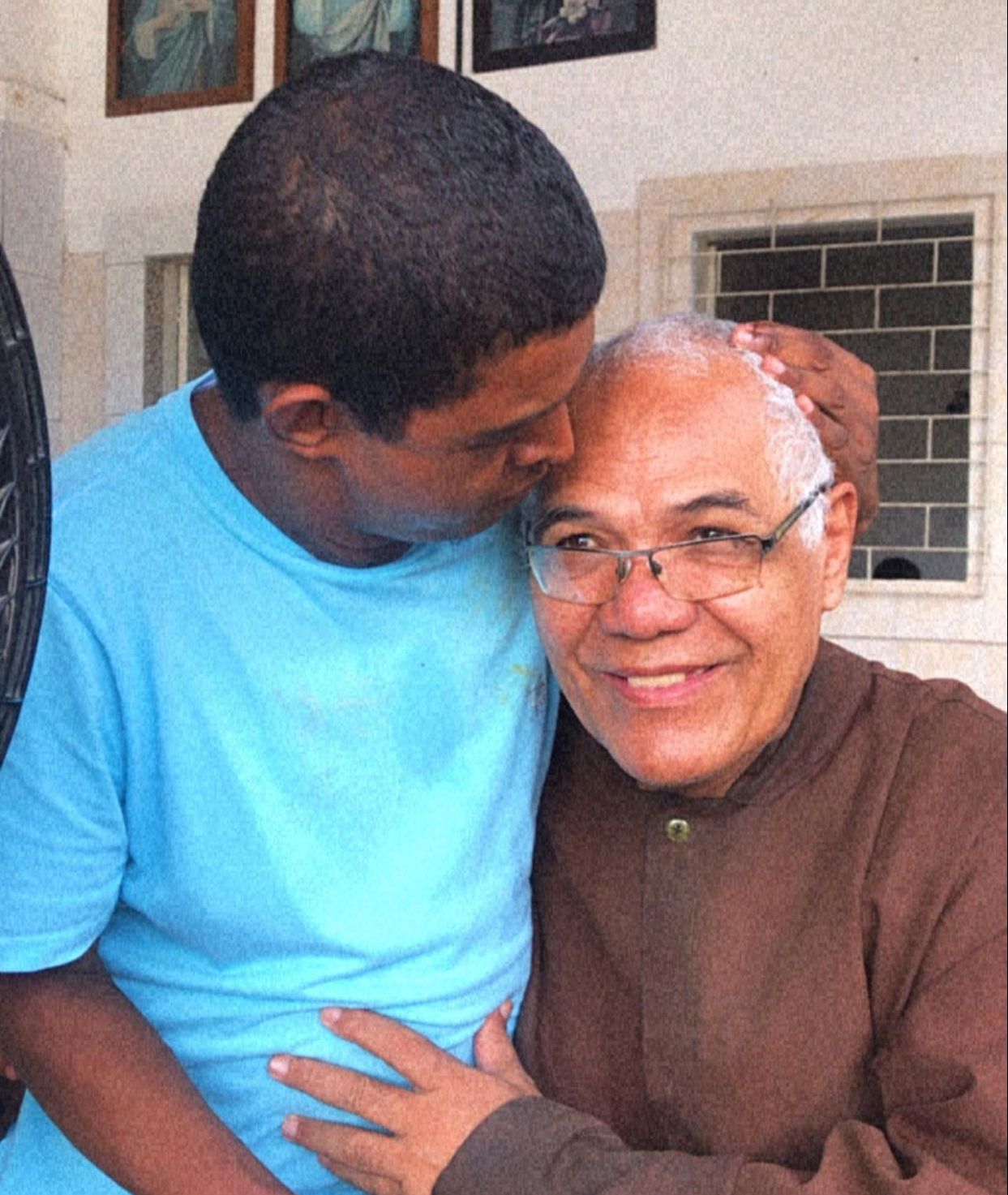 Frei que mantém 80 mendigos e doentes  em Maceió sofre  AVC; entidade  pede ajuda a população