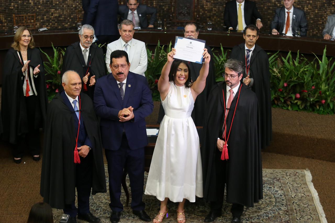 Gabi Gonçalves é diplomada em clima de emoção durante a manhã desta sexta em Maceió