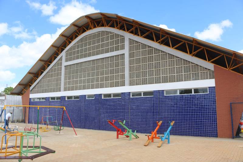 Júlio entrega moderno ginásio de esportes e convoca povo para virada do ano em Palmeira dos Índios