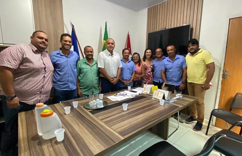 Em Tapera prefeito inaugura praças esportivas e entrega 8 novos veículos