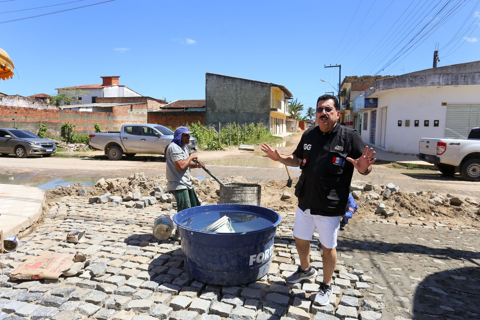 Prefeito riolarguense vistoria obras de drenagem na periferia da cidade