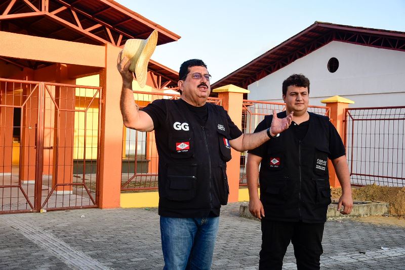 Moderna escola que praticamente está sendo concluída empolga prefeito de Rio Largo