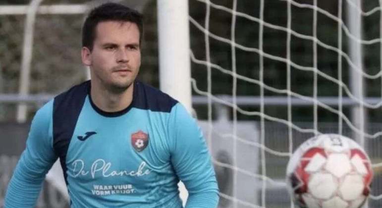 Goleiro morre aos 25 anos após defender um pênalti
