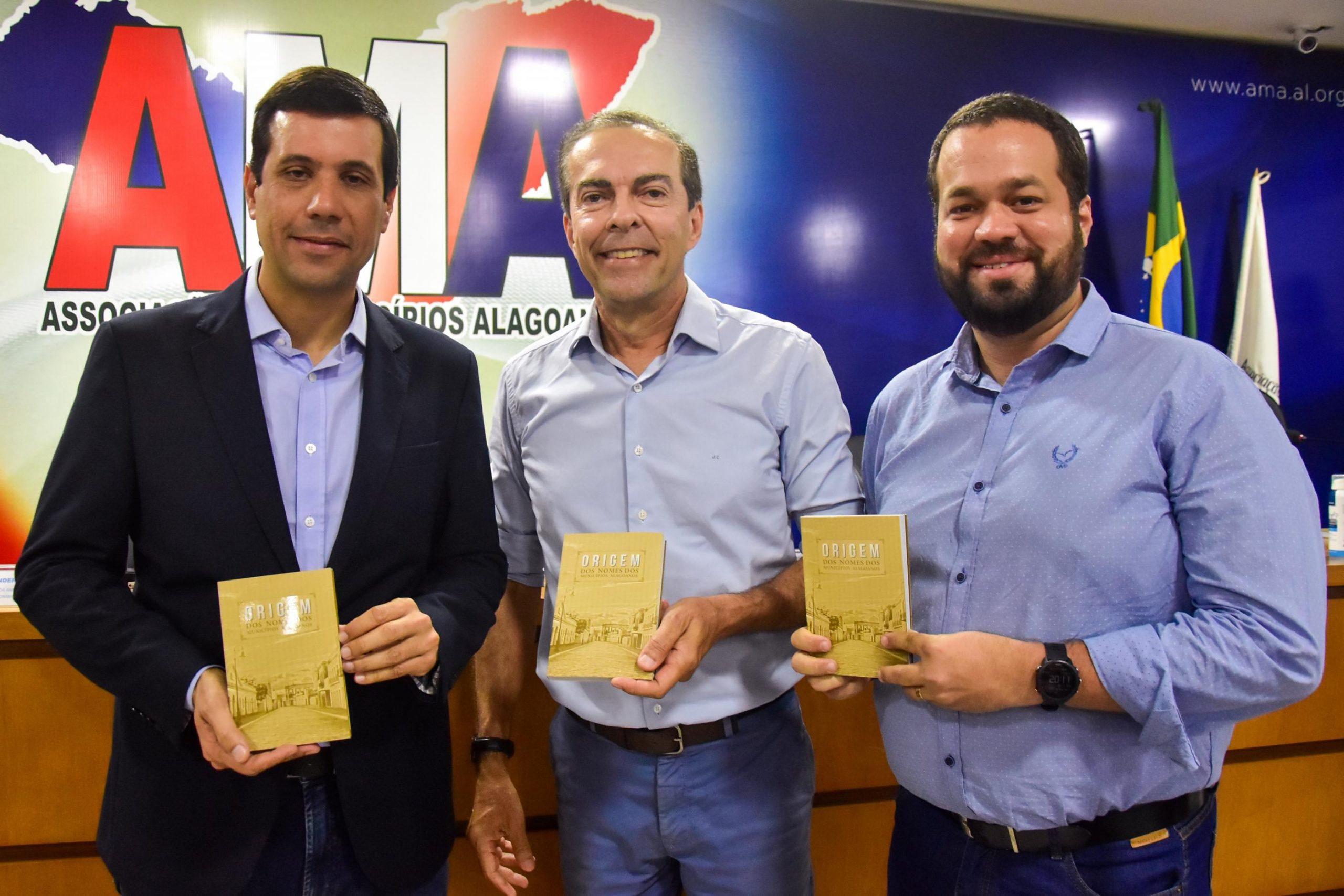 Livro que destaca origem dos municípios de AL é lançado pelo Estado durante encontro com prefeitos