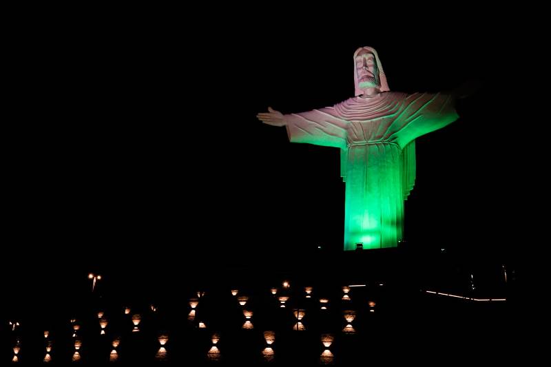 Em Palmeira/AL, Cristo Redentor está iluminado de verde simbolizando campanha nacional do mês de abril