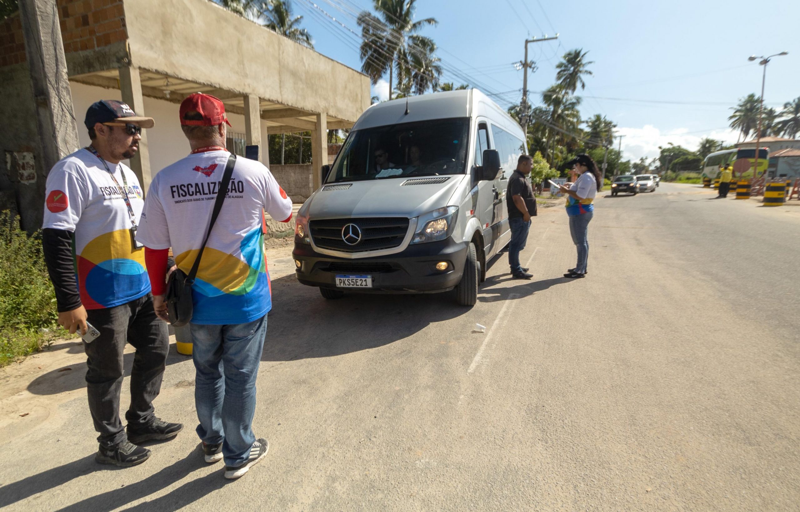 Fiscalização de transportadores turísticos identifica diversas irregularidades em Maragogi