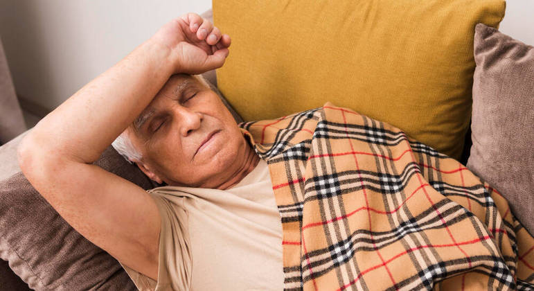 Cochilos de mais de 30 minutos são associados a maior risco de obesidade e pressão alta, aponta pesquisa