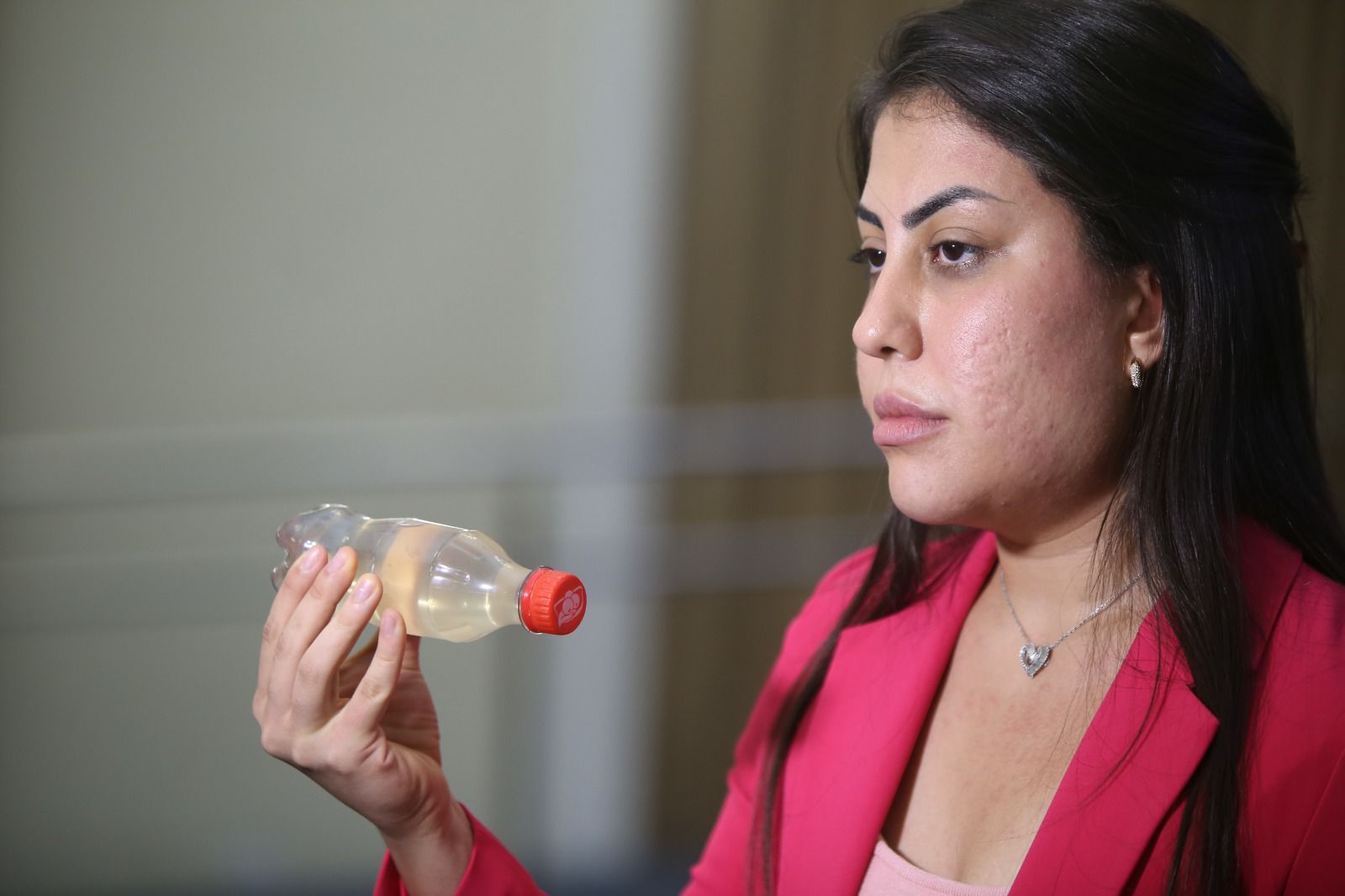 Deputada Gabi mostra péssimas condições da água da BRK durante Audiência Pública na Assembleia