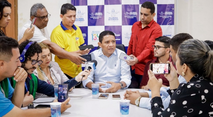 Prefeito esclarece a imprensa denúncias eleitoreiras feitas sobre  o Bolsa Família