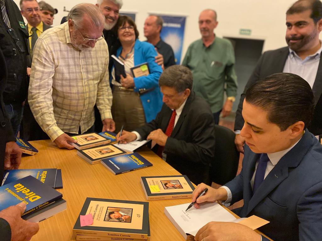 Ex-deputado lança seu 3º livro e ainda é homenageado com outra obra literária que destaca sua biografia