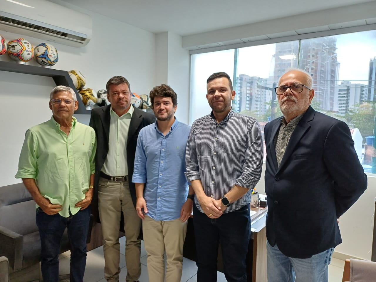 Presidente da ACEA é recebido por Felipe Feijó durante encontro na Federação Alagoana de Futebol