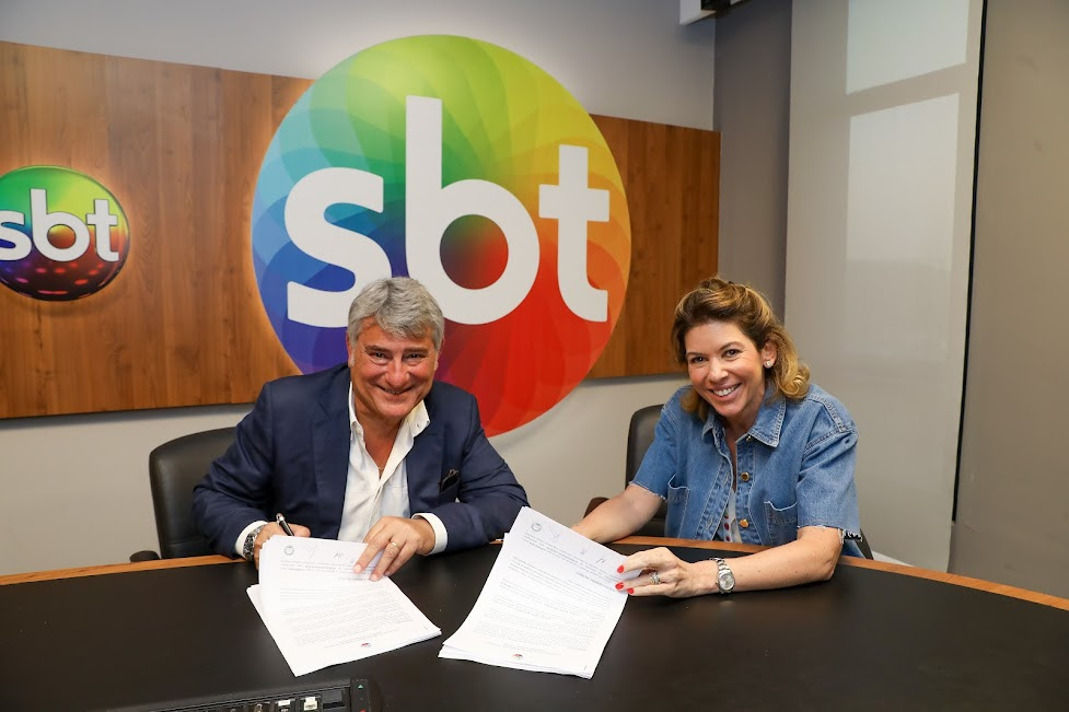 Cleber Machado assina contrato com o SBT